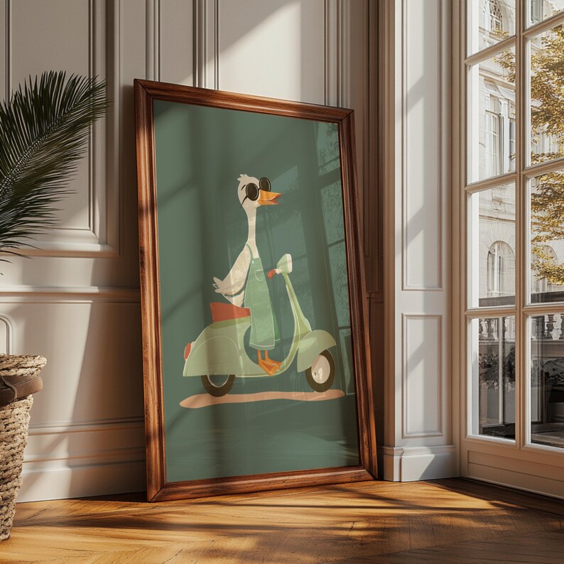 Puede incluir: Una impresi&oacute;n art&iacute;stica enmarcada que presenta un ganso con gafas de sol y un mono, montado en una scooter verde menta. La obra de arte tiene un fondo verde azulado y un marco de madera, creando una est&eacute;tica caprichosa. La impresi&oacute;n est&aacute; apoyada contra una pared blanca y un suelo de madera.