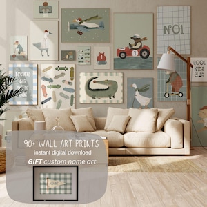 Puede incluir: Una pared de galería con varios cuadros de animales, monopatines y temas deportivos, con superposiciones de texto que dicen 90+ WALL ART PRINTS, instant digital download y GIFT custom name art, además de un banderín enmarcado con el nombre JOHN.