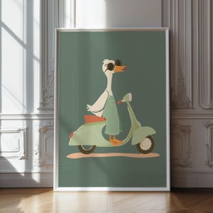 Puede incluir: L&aacute;mina art&iacute;stica enmarcada con un ganso de dibujos animados con gafas de sol y mono, montado en una vespa verde menta. El ganso tiene pico amarillo y patas naranjas. El fondo es verde apagado y la impresi&oacute;n est&aacute; enmarcada en blanco.