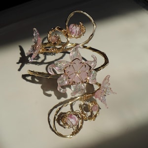 ピンクのユリの花のカフブレスレット