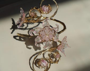 Bransoletka-mankiet z motywem lilii w kolorze różowym