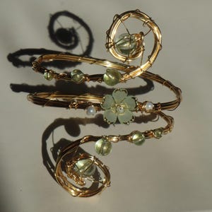 Pulsera brazalete de oro con flor de cerezo verde salvia