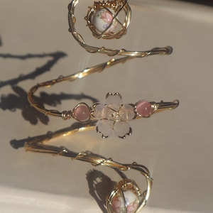 Rosa körsbärsblommor porslinspärlor guld manschett armband