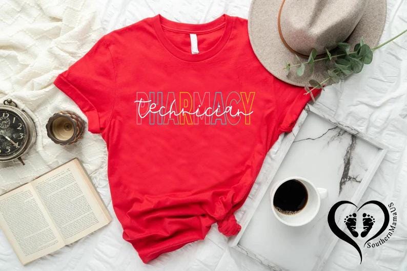 K&ouml;nnte beinhalten: Ein rotes T-Shirt mit dem Text "Pharmacy Technician" in einem farbenfrohen, mehrschichtigen Design. Das Shirt wird mit Hut, Kaffee und anderem Zubeh&ouml;r pr&auml;sentiert, was auf einen Lifestyle- oder Geschenkartikel hindeutet.