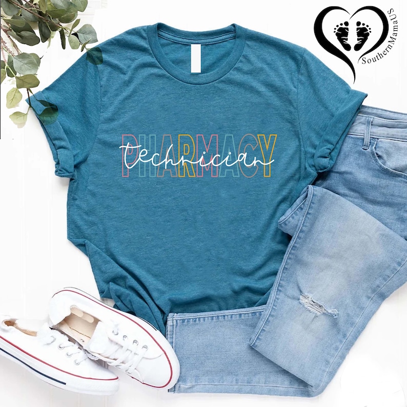 K&ouml;nnte beinhalten: T&uuml;rkisfarbenes T-Shirt mit dem Schriftzug "PHARMACY TECHNICIAN" in einem farbenfrohen, geschichteten Design. Das Shirt wird mit hellblauen Jeans und wei&szlig;en Turnschuhen kombiniert. Das Bild ist vor einem wei&szlig;en Hintergrund.