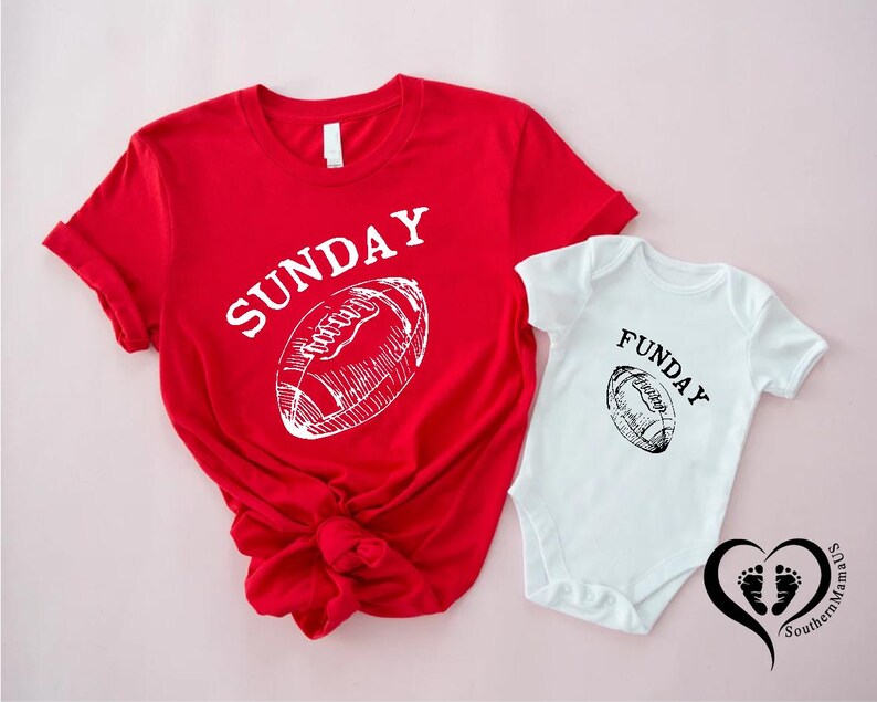 Puede incluir: Camiseta roja con la palabra "SUNDAY" y un gr&aacute;fico de f&uacute;tbol americano. Un body blanco con la palabra "FUNDAY" y un gr&aacute;fico de f&uacute;tbol americano est&aacute; al lado de la camiseta. Fondo rosa.
