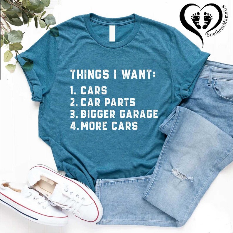 Puede incluir: Una camiseta azul turquesa con texto blanco que dice "THINGS I WANT: 1. CARS 2. CAR PARTS 3. BIGGER GARAGE 4. MORE CARS".