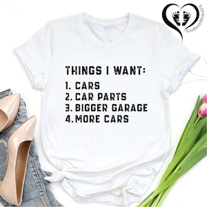 Puede incluir: Camiseta blanca con texto negro que dice "THINGS I WANT: 1. CARS 2. CAR PARTS 3. BIGGER GARAGE 4. MORE CARS"