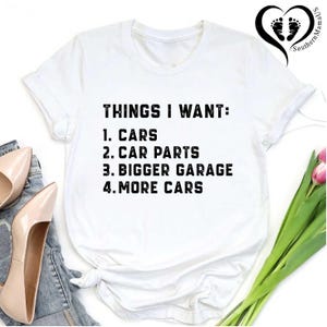 Puede incluir: Camiseta blanca con texto negro que dice "THINGS I WANT: 1. CARS 2. CAR PARTS 3. BIGGER GARAGE 4. MORE CARS"