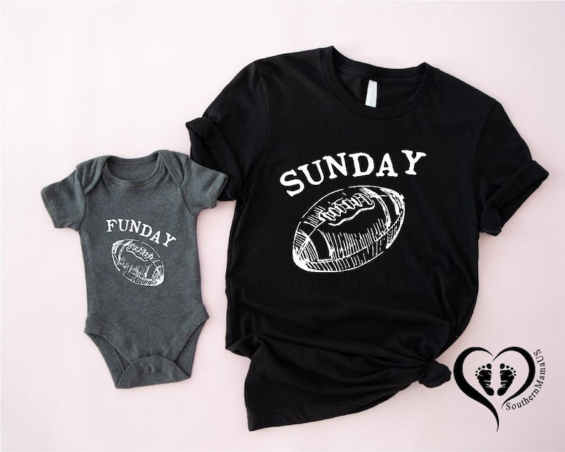 Puede incluir: Una camiseta negra con la palabra "SUNDAY" y un gr&aacute;fico de f&uacute;tbol americano. Un body gris para beb&eacute; con la palabra "FUNDAY" y un gr&aacute;fico de f&uacute;tbol americano. Ambas camisetas son blancas sobre un fondo rosa claro.