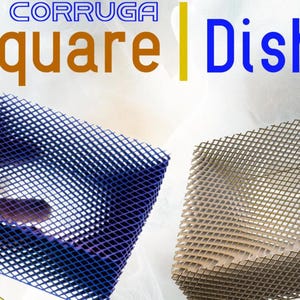 Könnte beinhalten: Das Bild zeigt zwei quadratische Schalen mit einem gitterartigen Muster. Eine Schale ist tiefblau, die andere hellbraun. Der Text "CORRUGA Square Dish" befindet sich oben im Bild. Die Schalen scheinen aus einem Netzmaterial zu bestehen.