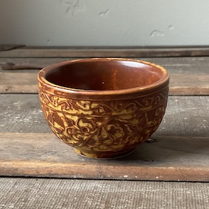 Xícara de chá japonesa, cerâmica com lindo padrão floral filigranado em relevo