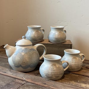 KS studio pottery Teekannenset, Vintage Kravec Studio Hand geworfen, Künstler signiert Teekanne und 4 Tassen abstrakte Pastellfarben