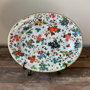Vintage 1960-70’s oval, metal decorative tin tray by Daher Decorated Ware company, made in England with scrolling floral design.