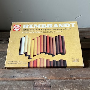 Vintage Rembrandt “Flesh Colors” soft pastels by Royal Talens, Apeldoorn Holland, 30 pieces, rare color combination, 1970s, original package