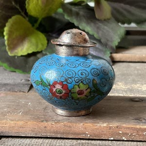 Vintage Cloisonné spice shaker, Chinese enameled personal dining table pepper shaker, circa 1940-50s, turquoise with floral and coil design.