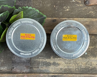 Bote de película Kodak antiguo, envases vacíos de película PLUS-X Pan.