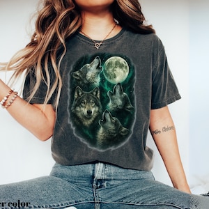 Howling Wolves Vintage 90s Graphic Shirt 2000s Nature Shirt Wolf Moon Tee Wild Free Loyal Wolf Retro Shirt wolf gift Faded tee Howling Wolf