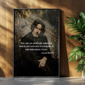 Puede incluir: Impresión artística enmarcada con un retrato de Alan Watts y la cita: «ERES UNA APERTURA A TRAVÉS DE LA CUAL EL UNIVERSO ESTÁ MIRANDO Y EXPLORÁNDOSE A SÍ MISMO». La obra tiene una estética vintage con una paleta oscura.
