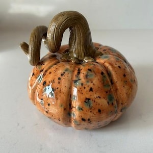 Handgjord keramisk pumpa