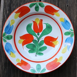 Rustikaler Vintage Wandteller aus handbemalter Keramik mit Tulpenmotiv von Korond