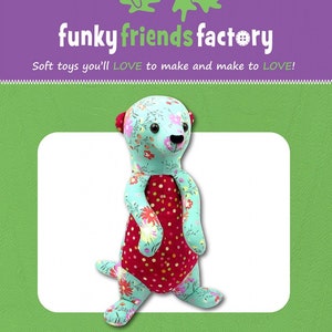 Puede incluir: Un patrón de costura para un juguete de peluche de 37 cm llamado Mango. La suricata está hecha de tela turquesa con estampado floral y tela roja con lunares blancos. El patrón es de Funky Friends Factory.