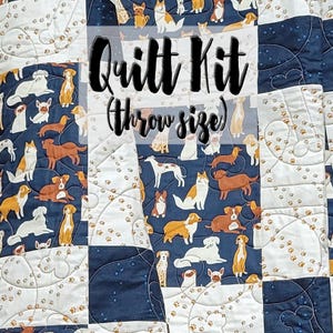 Puede incluir: Kit de colcha para una talla de tiro con una tela azul y blanca con un patrón de huella de pata y una tela azul con un patrón de perro. El texto "Quilt Kit (Throw Size)" está impreso en la imagen.