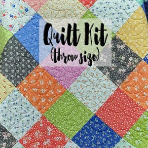 Peut inclure: Un kit de courtepointe de taille jetée, avec un motif de patchwork composé de différents motifs floraux dans des tons de bleu, vert, orange, rose et jaune.
