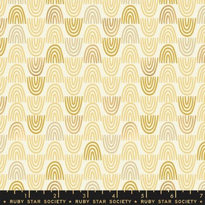 Puede incluir: Un patrón sin costuras que presenta un diseño repetitivo de arcoíris estilizados en tonos de amarillo, dorado y beige sobre un fondo blanco.