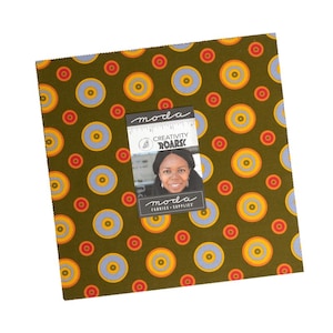 Może przedstawiać: Kwadratowy kawałek tkaniny z zielonym tłem i powtarzającym się wzorem pomarańczowych, żółtych i niebieskich kół. Tkanina jest oznaczona "Moda Creativity Roar"