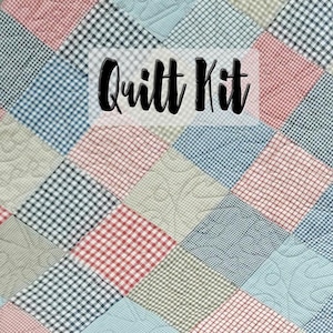 Puede incluir: Un kit de edredón de patchwork con una variedad de telas en patrones de cuadros rojos, azules, verdes y blancos y negros. Las palabras "Quilt Kit" se muestran en negrita, en negro, en el centro del edredón.
