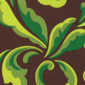 Op de afbeelding: Een bruine stof met een groen en limoengroen bloemenpatroon. Het patroon heeft gestileerde bladeren en swirls.