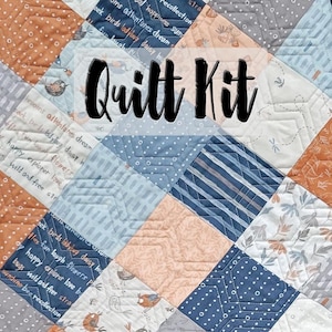 Peut inclure: Un kit de courtepointe avec une variété de tissus dans des tons de bleu, orange et blanc. Les tissus présentent différents motifs, notamment des oiseaux, des fleurs et des motifs géométriques. Le texte "Quilt Kit" est écrit en noir sur fond blanc.