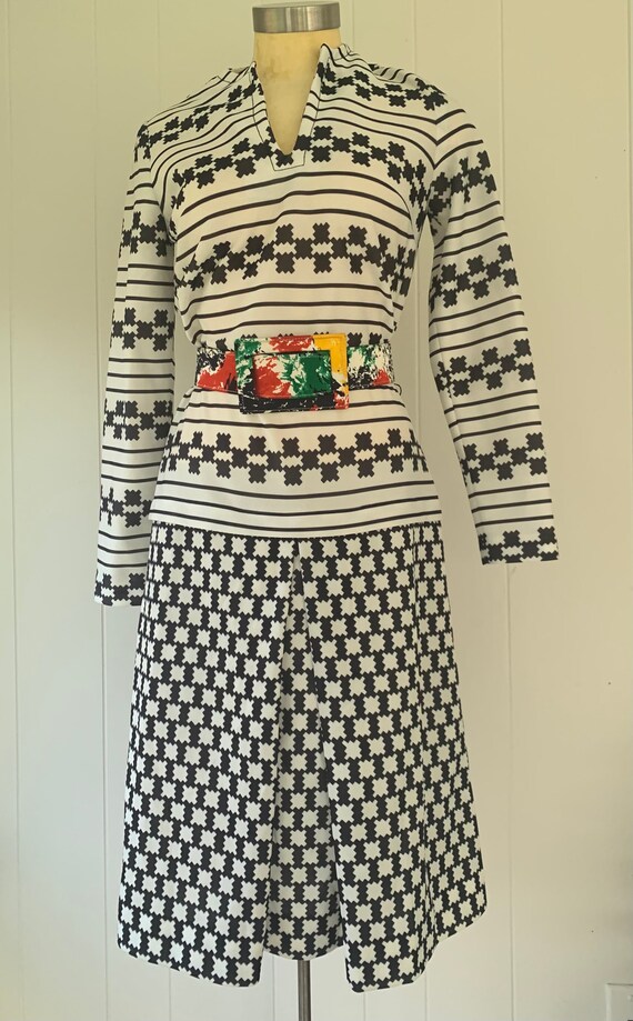 1970s Black White Geometric Dress - image 10