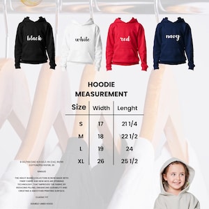 Puede incluir: Imagen de sudaderas con capucha para j&oacute;venes en negro, blanco, rojo y azul marino. La imagen incluye una tabla de tallas con medidas en pulgadas. Las sudaderas est&aacute;n hechas de una mezcla de algod&oacute;n/poli&eacute;ster y cuentan con una capucha de doble forro y un bolsillo tipo canguro.