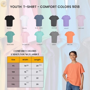 Puede incluir: Una exhibici&oacute;n de camisetas unisex para j&oacute;venes Comfort Colors en varios colores, incluyendo negro, blanco, azul vaquero y mel&oacute;n. La imagen tambi&eacute;n muestra una tabla de tallas con medidas en cm, y un joven con una camiseta color mel&oacute;n.