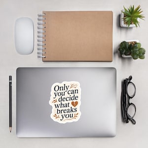 ACOTAR ステッカー | 「何があなたを壊すかはあなただけが決められる」 | ファンタジー ブック風ビニール ステッカー | Nesta 風 | acotar ステッカー