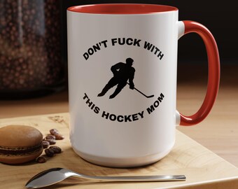 Taza de mamá de hockey feroz: taza de café moderna para la pista de patinaje