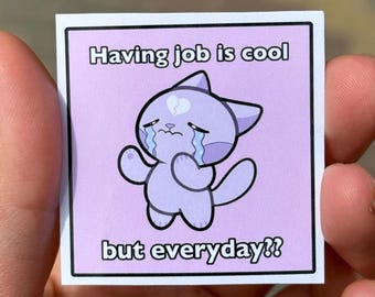 Pegatina de gato llorando &quot;Trabajar es genial, pero todos los días&quot;: humor corporativo, gracioso y adorable para compañeros de trabajo, amigos, portátiles, agendas y calcomanías de escritorio.