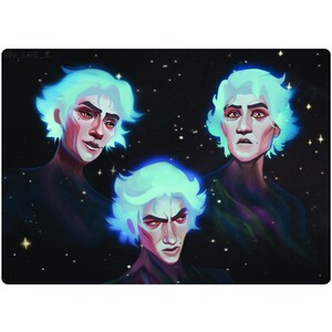 Op de afbeelding: Drie digitale schilderijen van een persoon met wit haar en een blauwe gloed tegen een donkere achtergrond met sterren. De persoon heeft in elk schilderij een serieuze uitdrukking.