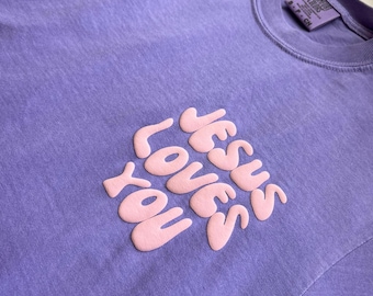 Camiseta cristiana unisex con estampado "Jesús te ama", inspirada en la fe, comparte a Jesús, camiseta con estampado "Jesús te ama", ropa cristiana.