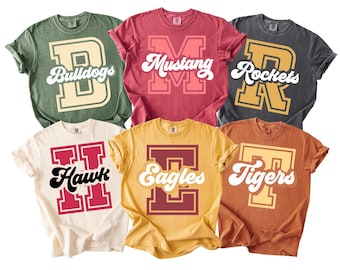 Camiseta con nombre de equipo personalizado, camiseta con nombre de equipo recortado de estilo universitario grande, camiseta con nombre de equipo Tigers-Eagles-Hawk, camiseta con espíritu escolar, camiseta con mascota de equipo deportivo