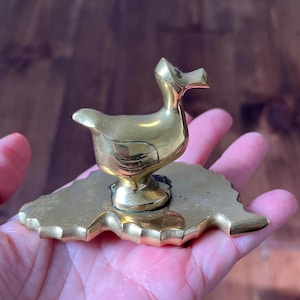 Figura vintage de dodô em latão sobre base de latão.