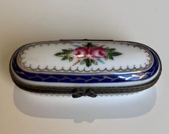 Caja de porcelana vintage pintada a mano para guardar agujas, pastillas y baratijas.