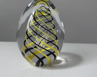 Pisapapeles de cristal Artcristal Bohemia, forma de huevo, diseño en espiral amarillo y negro, vintage.