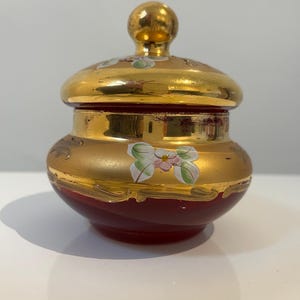 Tarro o plato para baratijas de cristal de rubí de Murano, firmado, con tapa, hecho a mano en Italia con baño de oro de 24 quilates y esmalte floral pintado a mano, vintage.