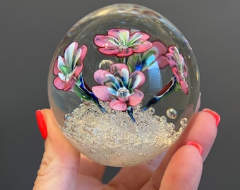 Pisapapeles de Murano rosa con forma de flor de trompeta y burbujas controladas, de hermosa claridad vintage y base pulida.