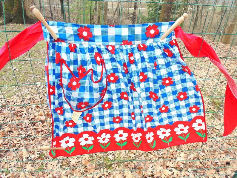 Like New Vintage, Red White Blue, nos Apron w/Paper Tag, ARTISTIC APRON HOUSE, Chicago, Bright Hostess Apron, Blue White Check, Red Flower image 5
