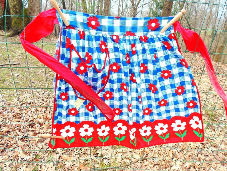 Like New Vintage, Red White Blue, nos Apron w/Paper Tag, ARTISTIC APRON HOUSE, Chicago, Bright Hostess Apron, Blue White Check, Red Flower image 4