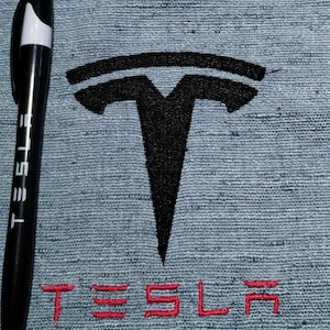 Tesla-Logo-Stickerei, 10 cm großer Aufnäher auf einem Stoffmuster in Denim-Optik, Elon Musk Edition Model S/3/X/Y/CyberTruck